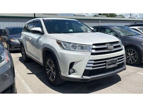 Used 2019 Toyota Highlander Plus AWD/4WD image 3