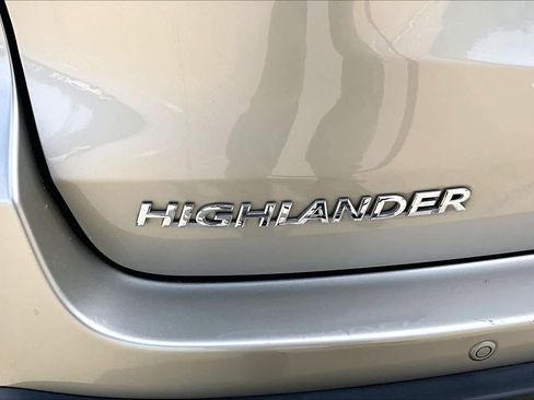 Used 2014 Toyota Highlander Limited w/ Driver Technology Package image 10