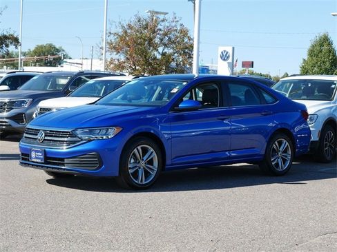 Certified 2024 Volkswagen Jetta SE image 3