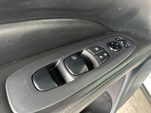 Used 2020 Nissan Pathfinder S image 16