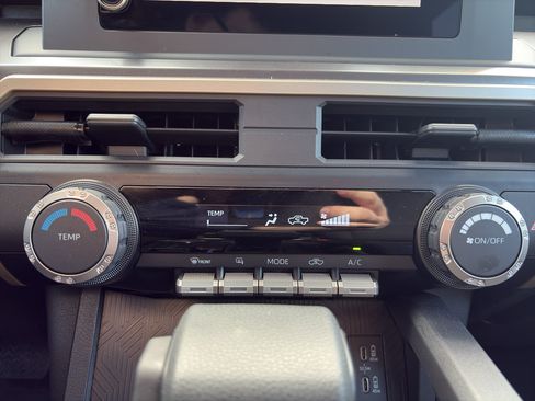Certified 2025 Toyota Tacoma SR5 AWD/4WD image 16