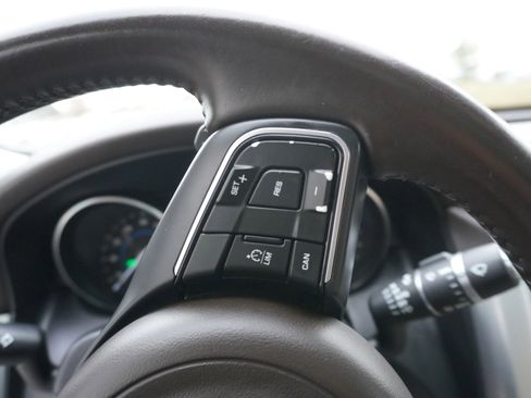 Used 2016 Jaguar XF Premium image 25