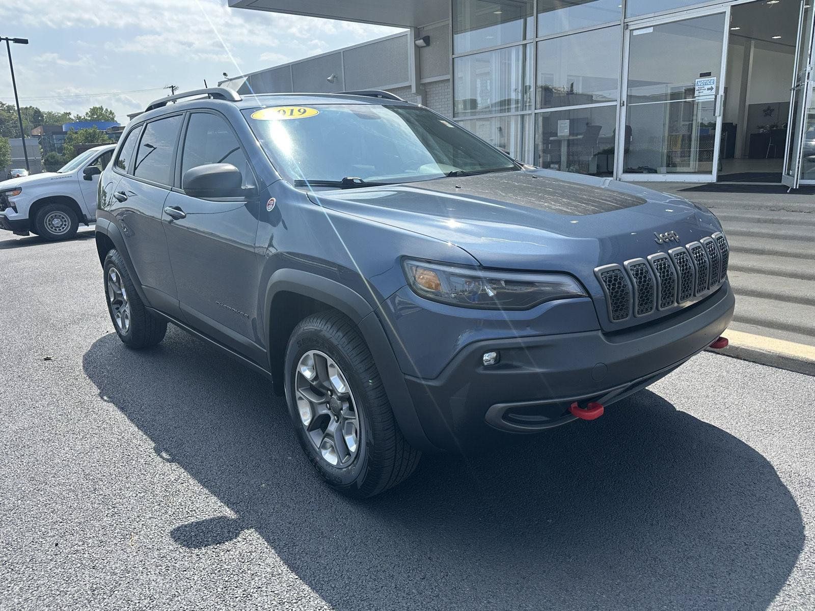 Used 2019 Jeep Cherokee Trailhawk w/ Comfort/Convenience Group AWD/4WD image 3