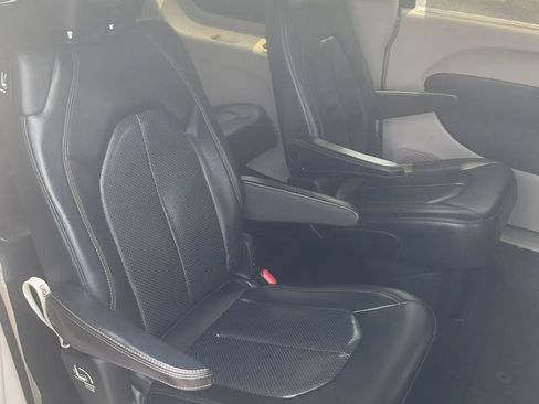 Used 2020 Chrysler Pacifica Touring-L FWD image 30