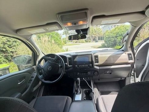 Used 2022 Nissan Frontier SV RWD image 3