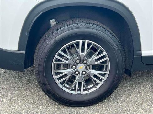 Used 2025 Chevrolet Traverse LT w/ Driver Confidence Package image 9