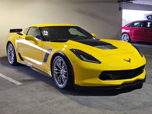 Used 2015 Chevrolet Corvette Z06 w/ 3LZ Preferred Equipment Group image 2