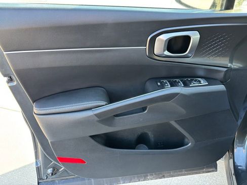 Used 2023 Kia Sorento LX image 14