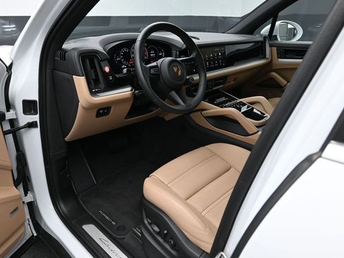 New 2025 Porsche Cayenne image 4
