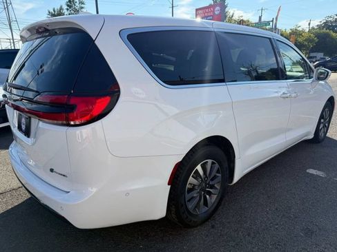 Used 2022 Chrysler Pacifica Touring-L w/ Uconnect Theater Family Group FWD image 5