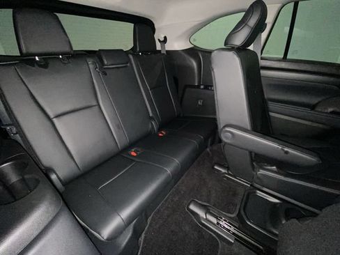 Used 2025 Toyota Highlander XLE AWD/4WD image 24