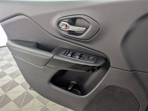 Certified 2020 Jeep Cherokee Latitude Plus image 29