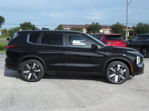 New 2025 Mitsubishi Outlander SE image 2