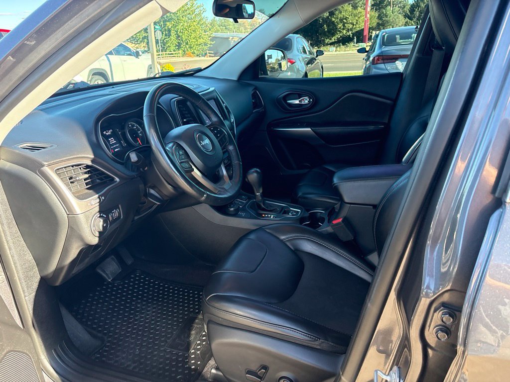 Used 2019 Jeep Cherokee Latitude Plus w/ Cold Weather Group AWD/4WD image 13