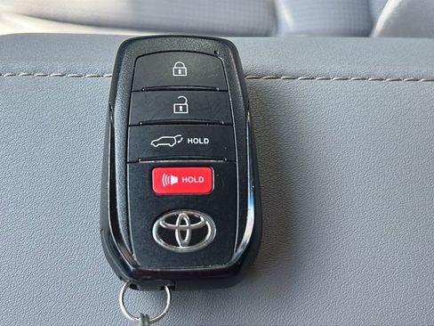 Used 2023 Toyota Venza LE AWD/4WD image 9