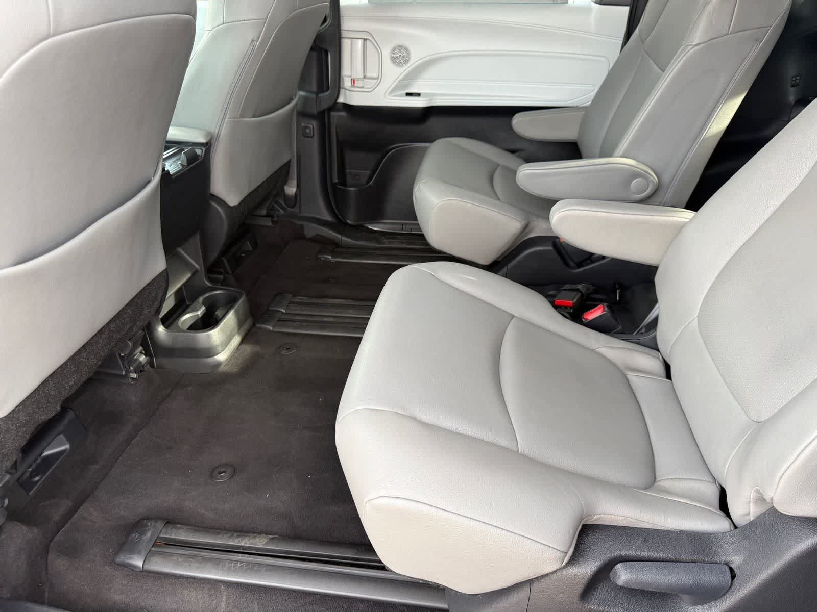Used 2025 Toyota Sienna XLE FWD image 27