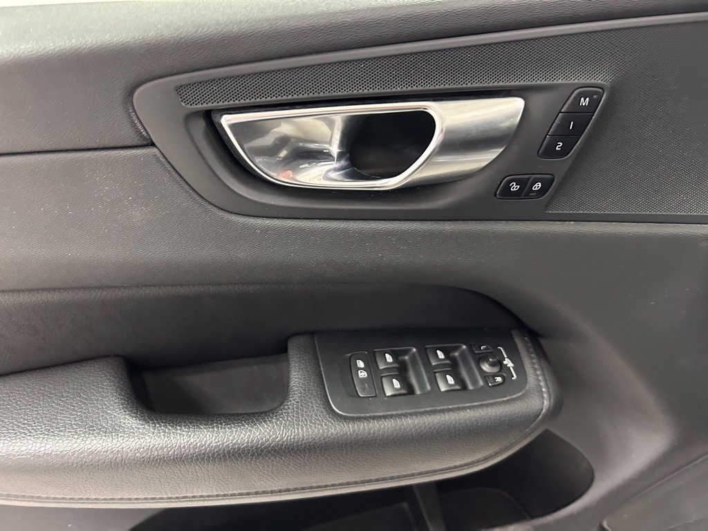 Used 2021 Volvo XC60 T5 Momentum w/ Climate Package AWD/4WD image 17
