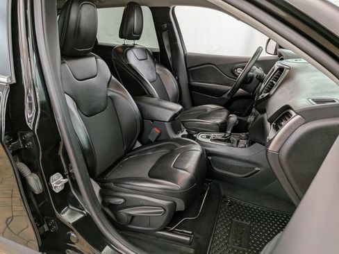 Used 2019 Jeep Cherokee Latitude Plus w/ Cold Weather Group AWD/4WD image 19