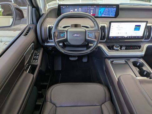 Certified 2025 Ford Expedition Max Platinum w/ Platinum Ultimate Package AWD/4WD image 19