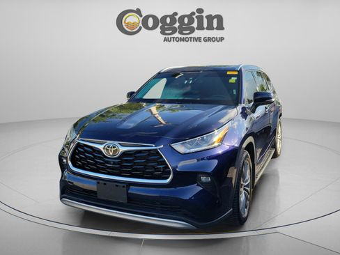 Used 2021 Toyota Highlander Platinum AWD/4WD image 2