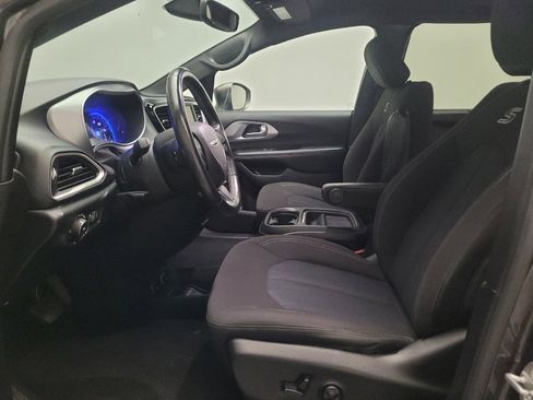 Used 2020 Chrysler Pacifica Touring w/ S Appearance Package FWD image 17