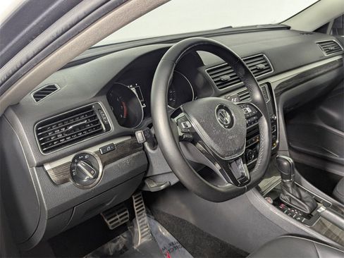 Used 2018 Volkswagen Passat 2.0T SEL Premium image 11
