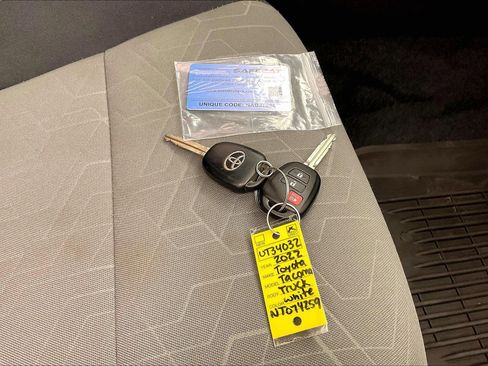 Used 2022 Toyota Tacoma TRD Off-Road image 10