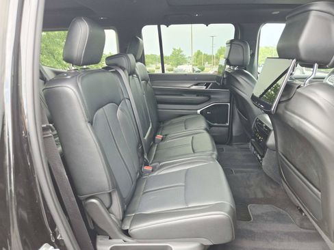 Used 2024 Jeep Wagoneer Series III w/ Premium Group I AWD/4WD image 19