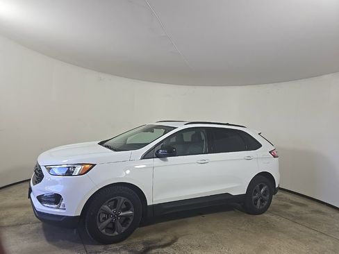 Used 2024 Ford Edge SEL w/ Sport Appearance Package image 2