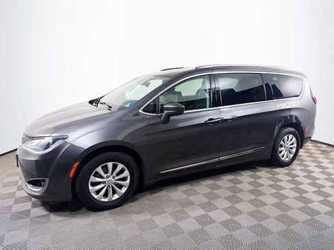 Used 2018 Chrysler Pacifica Touring-L FWD image 1