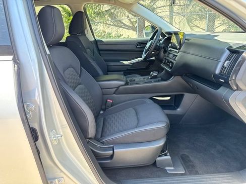 Used 2024 Nissan Pathfinder S AWD/4WD image 9