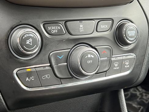 Used 2016 Jeep Cherokee 75th Anniversary FWD image 25