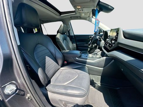Used 2020 Toyota Highlander XLE FWD image 27