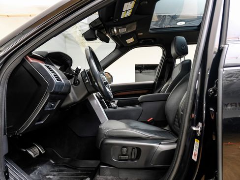 Used 2023 Land Rover Discovery S R-Dynamic image 4