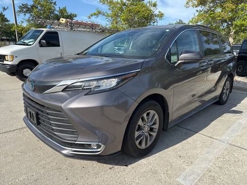 Used 2022 Toyota Sienna XLE image 1