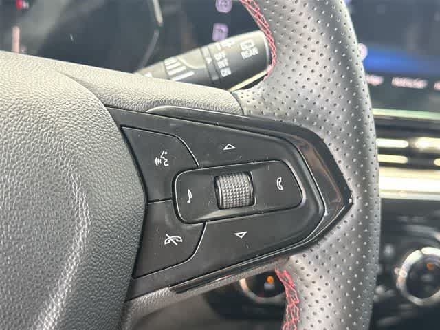 Used 2025 Chevrolet Trax RS w/ Sunroof Package FWD image 23