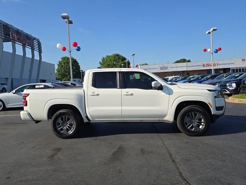Used 2025 Nissan Frontier SV AWD/4WD image 2