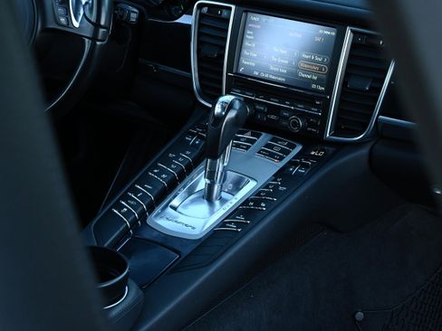 Used 2016 Porsche Panamera S image 31