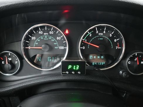 Used 2016 Jeep Wrangler Unlimited Rubicon w/ Connectivity Group AWD/4WD image 12