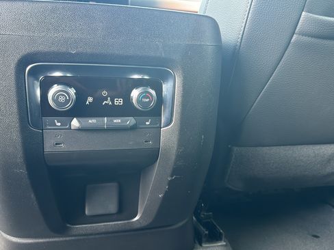 Used 2025 GMC Yukon XL Denali AWD/4WD image 17