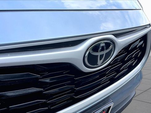 Used 2022 Toyota Highlander XLE AWD/4WD image 29