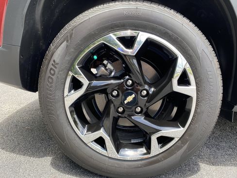 Used 2025 Chevrolet Trax LT w/ Driver Confidence Package FWD image 40