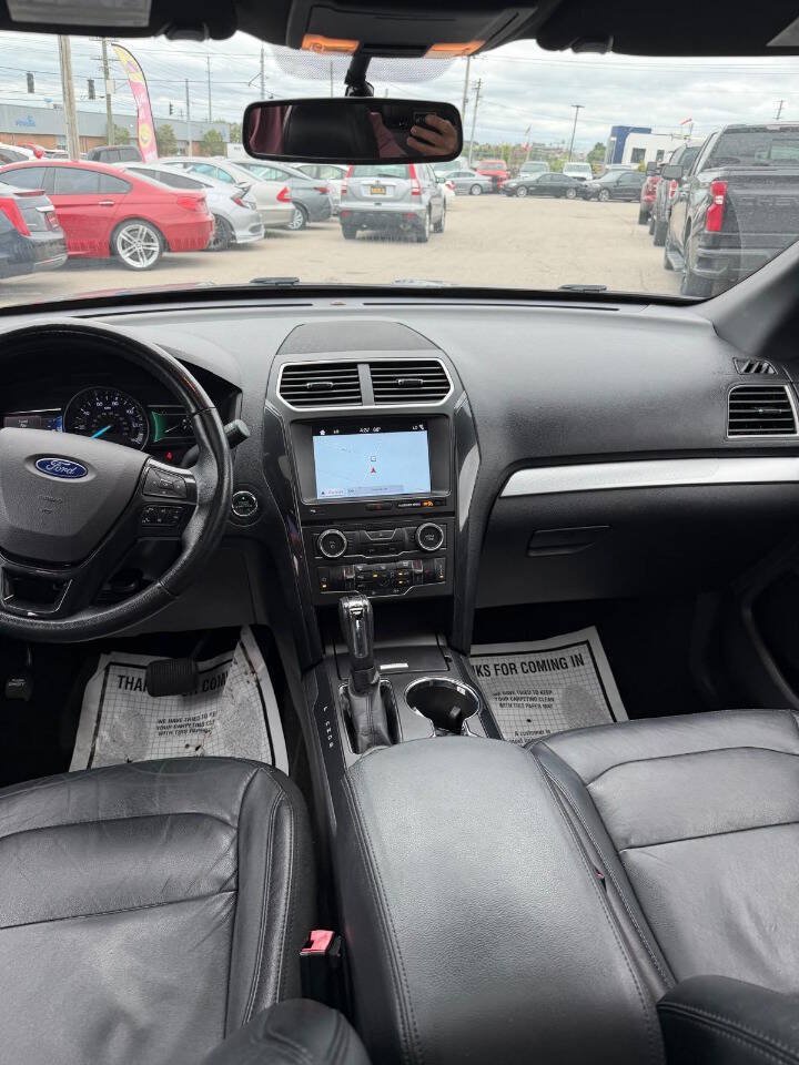 Used 2017 Ford Explorer XLT w/ Equipment Group 202A AWD/4WD image 16