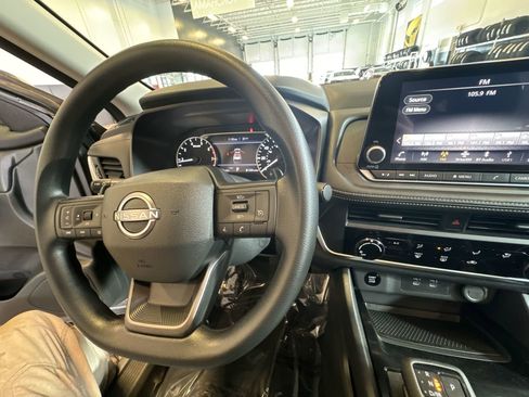 Used 2025 Nissan Rogue S image 13