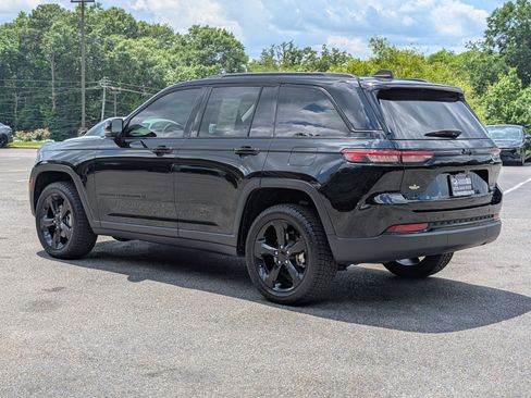Used 2023 Jeep Grand Cherokee Limited w/ Black Appearance Package AWD/4WD image 7
