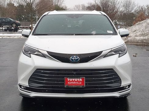 Used 2025 Toyota Sienna Platinum image 4