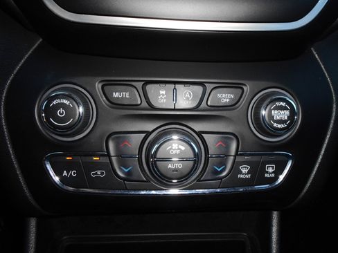 Certified 2019 Jeep Cherokee Latitude Plus w/ Comfort/Convenience Group AWD/4WD image 13