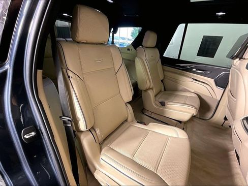 Used 2021 Cadillac Escalade Premium Luxury w/ LPO, Illumination Package AWD/4WD image 36