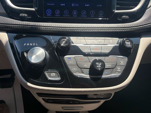 Used 2017 Chrysler Pacifica Limited w/ UConnect Theater Package FWD image 19