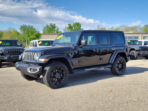 Used 2025 Jeep Wrangler Unlimited Sahara AWD/4WD image 2
